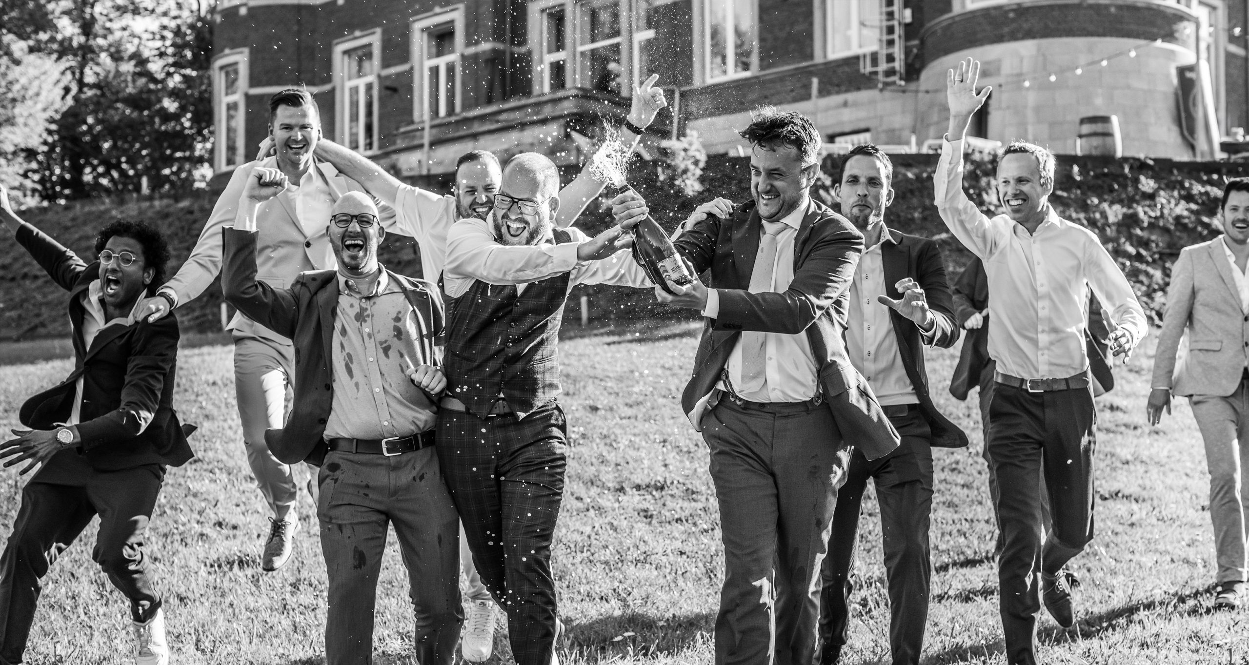 Mooi Bruidspaar - grooms champagne run